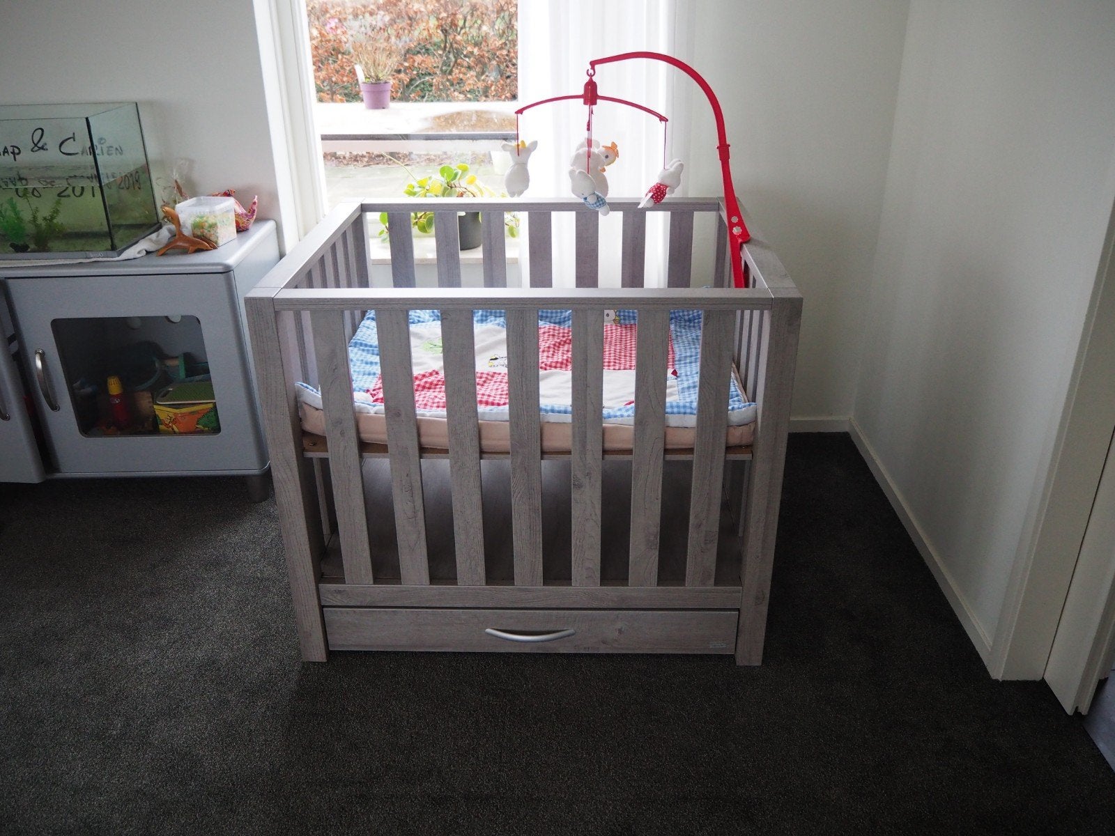 Box met boxkleed, beschermer en boxmobiel, Kinderen en Baby's, Boxen, Ophalen, Gebruikt, Vierkant, In hoogte verstelbaar
