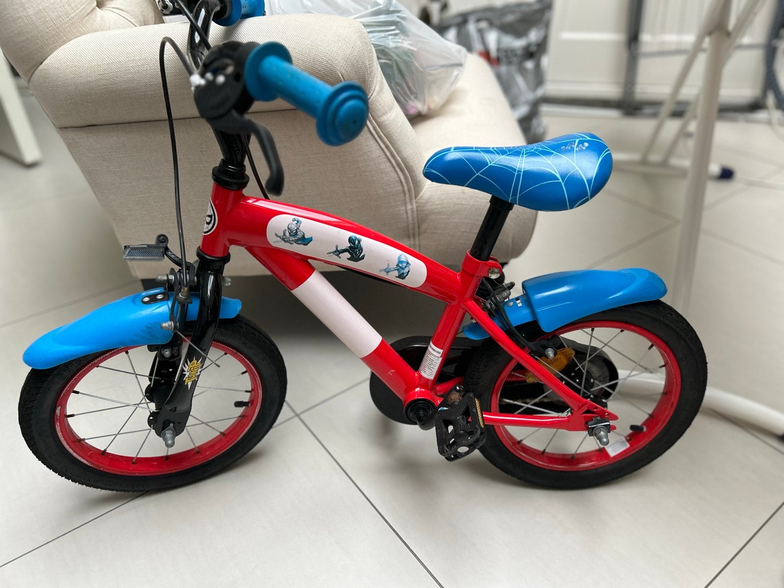 Kinderfiets Rood/Blauw - Zo goed als nieuw, Ophalen, Zijwieltjes, Gebruikt, Velgrem