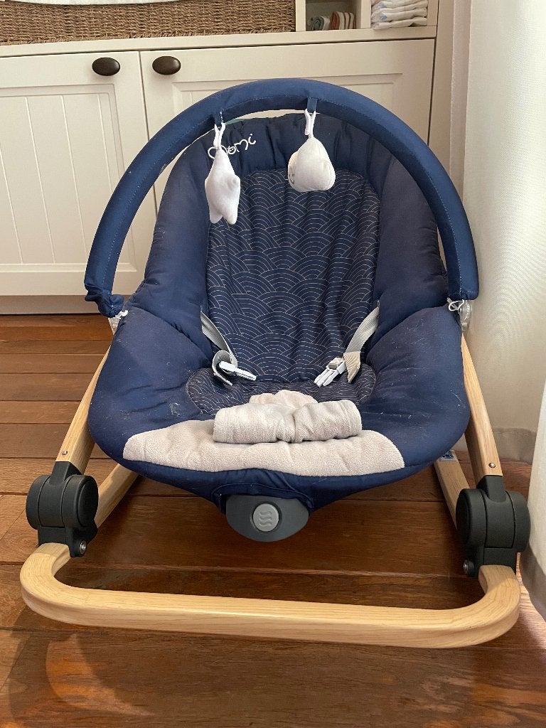 MoMi Bouncer (Wipstoel) Lumiwood, Navy Blue, Kinderen en Baby's, Overige merken, Gebruikt, Wipstoel, Met gordel(s) of riempje(s)