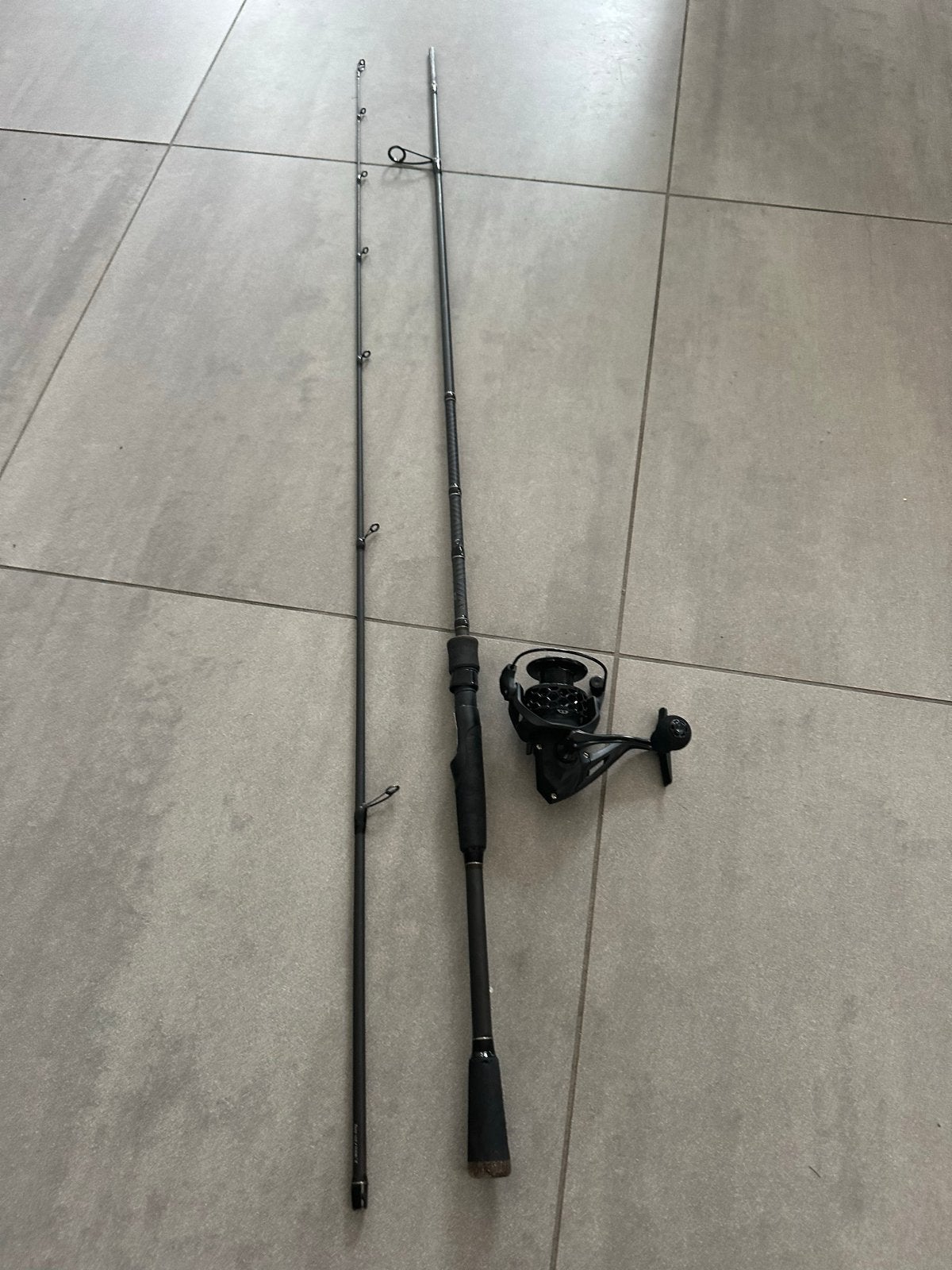 SPRO Mimic 2.0 Spin 60 2.4m 20-60g Werphengel met Molen, Ophalen of Verzenden, Zo goed als nieuw, Complete hengel