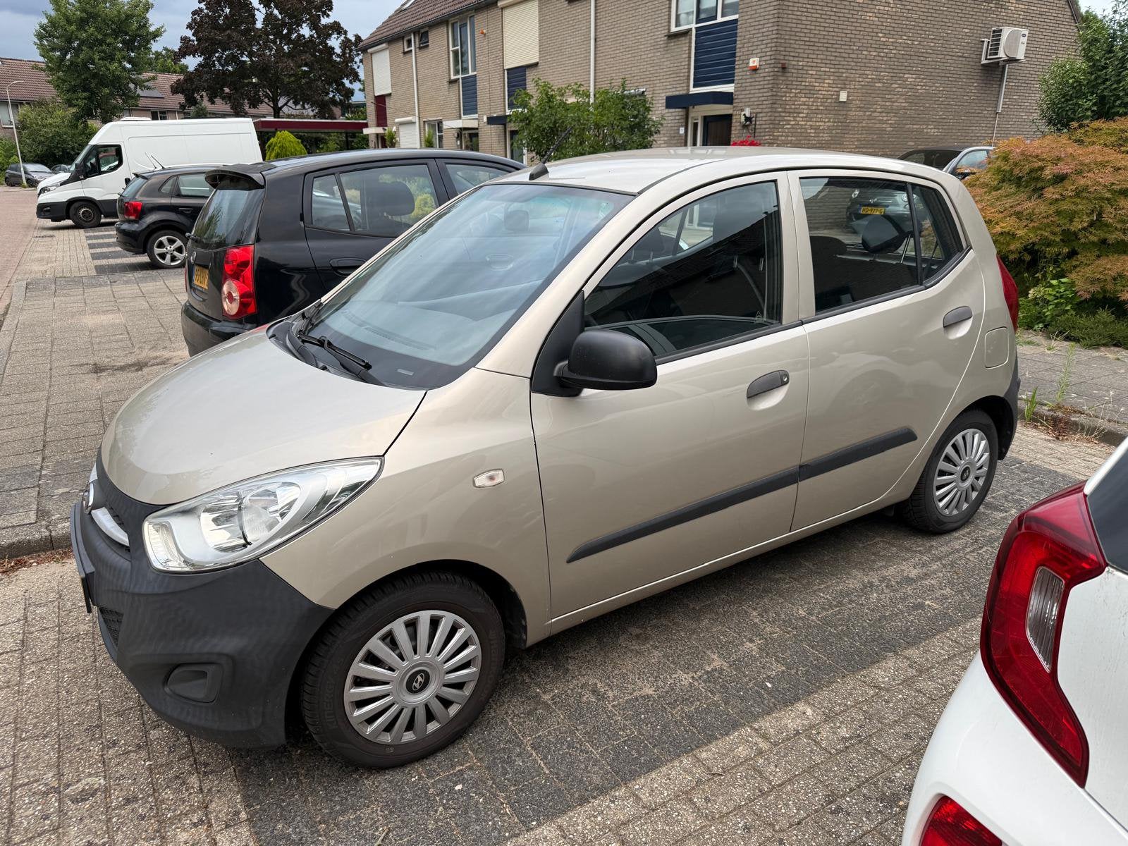 Hyundai i10 1.1 bj 2012 Nwe distri+banden+koppeling+accu, Stof, 4 cilinders, 400 kg, Beige