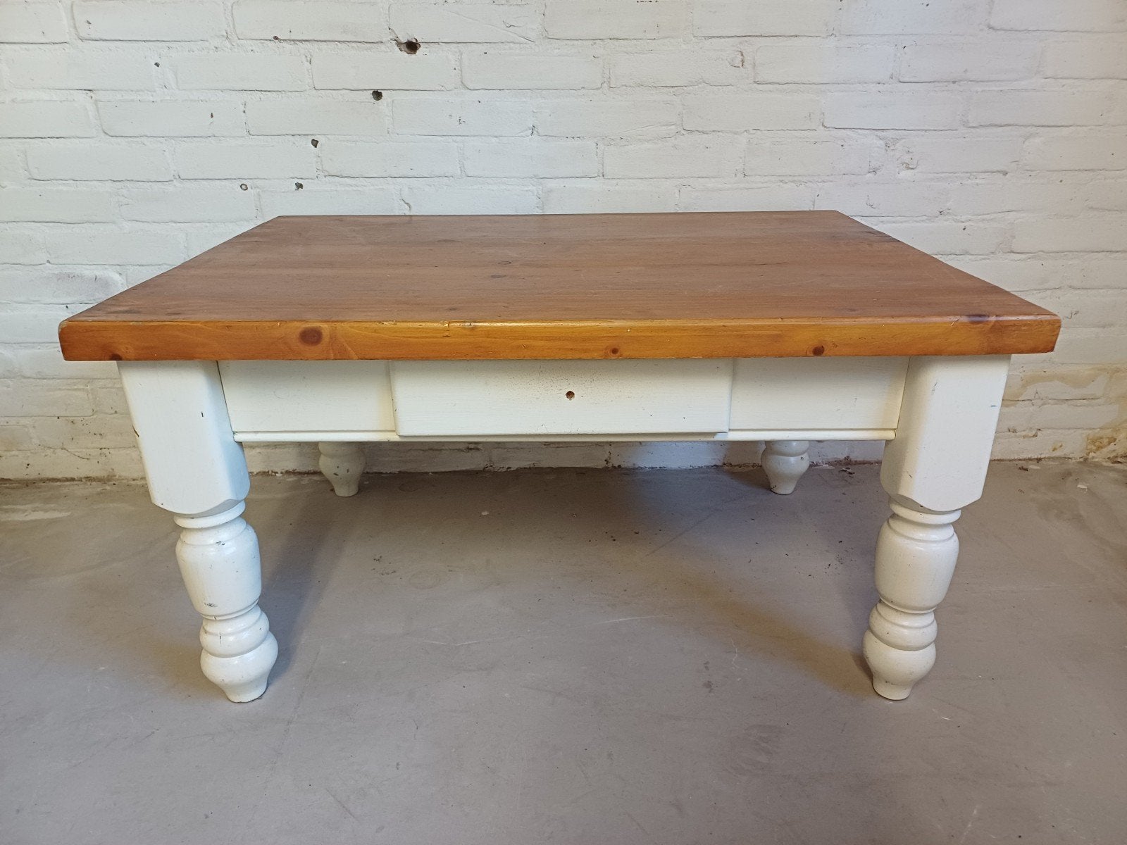 Salontafel grenen hout, witte poten landelijk brocante, Huis en Inrichting, Tafels | Salontafels, Ophalen, Gebruikt, 100 tot 150 cm