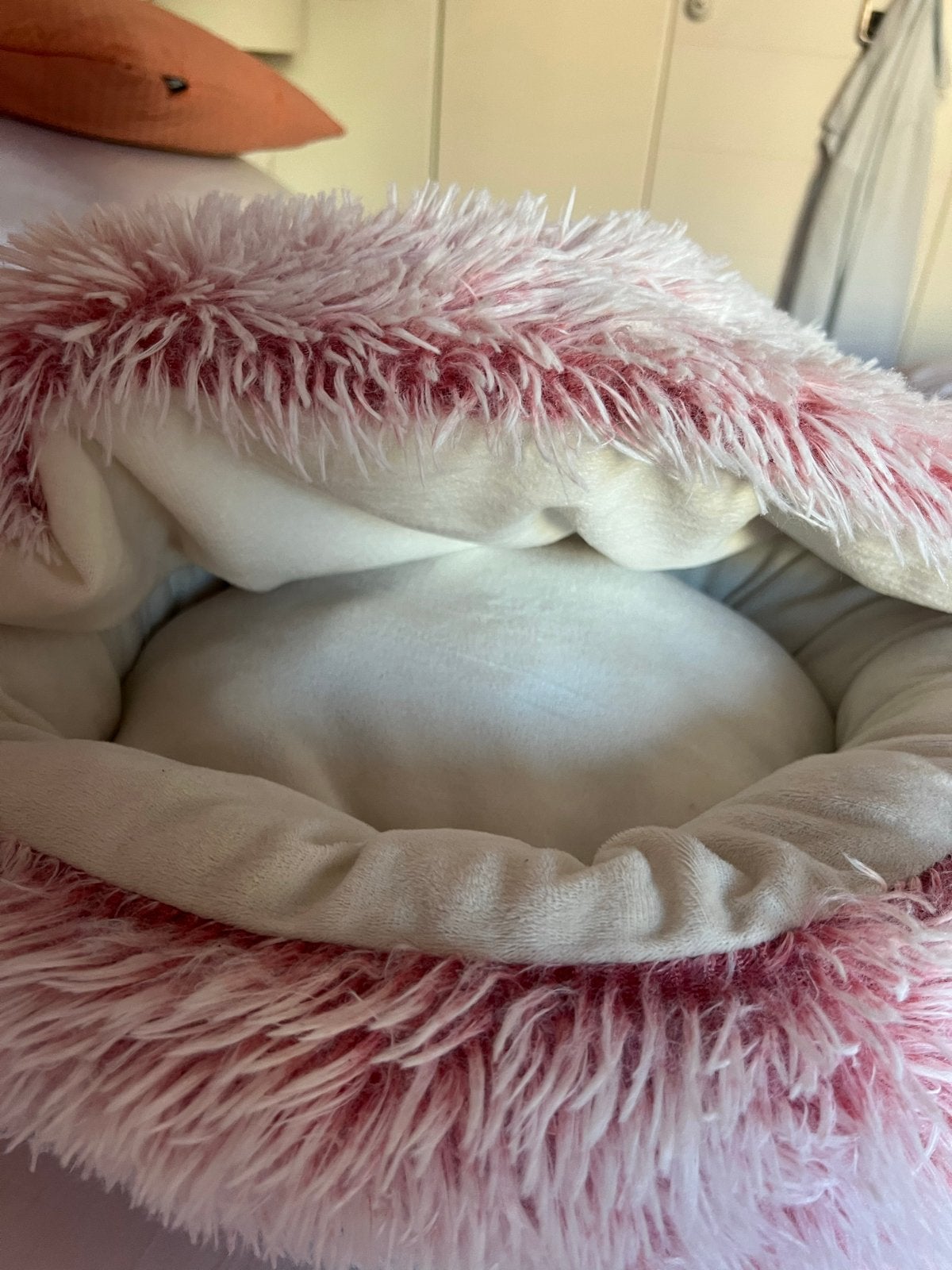 Ronde fluffy hondenmand met halfopen bovenkant, roze, Dieren en Toebehoren, Ophalen of Verzenden, Nieuw, Pluche