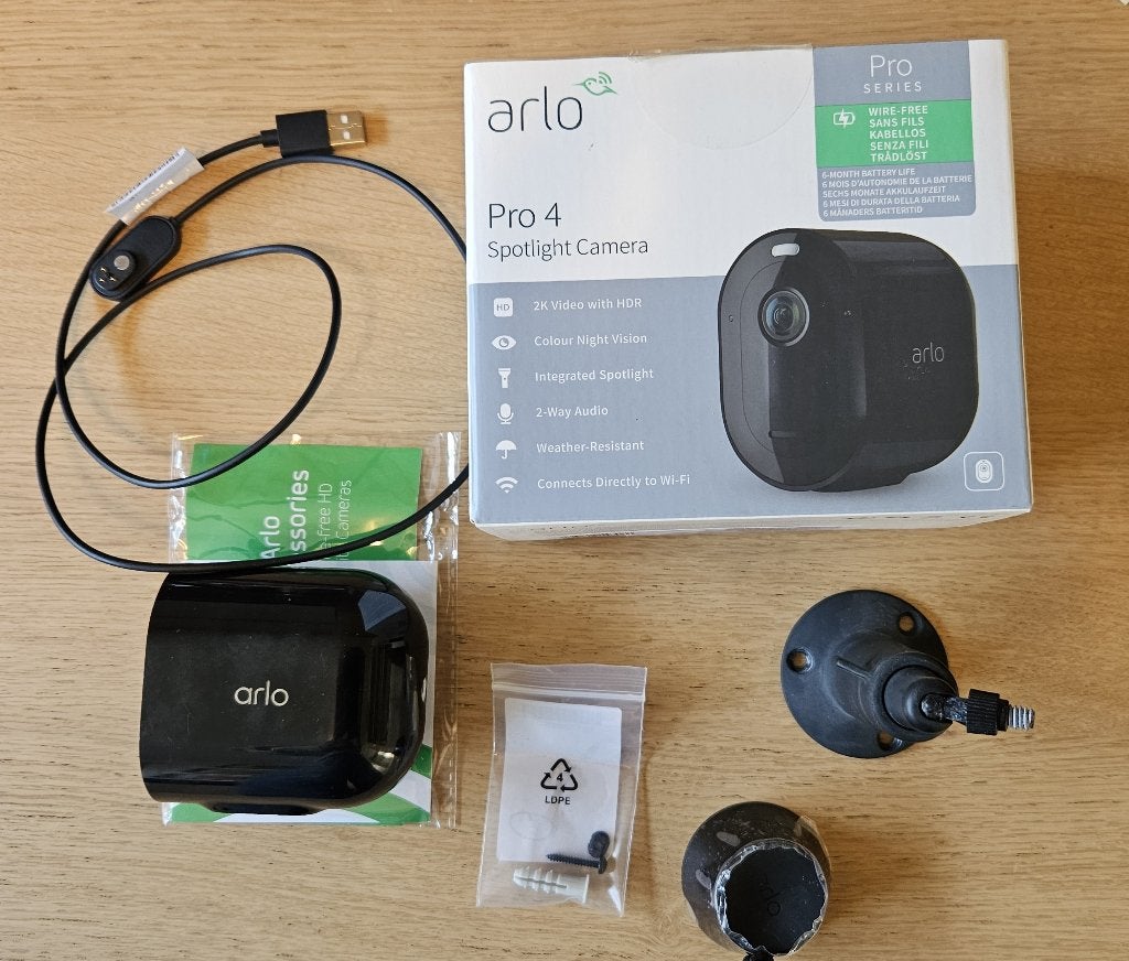 Arlo 4 Pro wifi camera, Ophalen of Verzenden, Zo goed als nieuw, Buitencamera