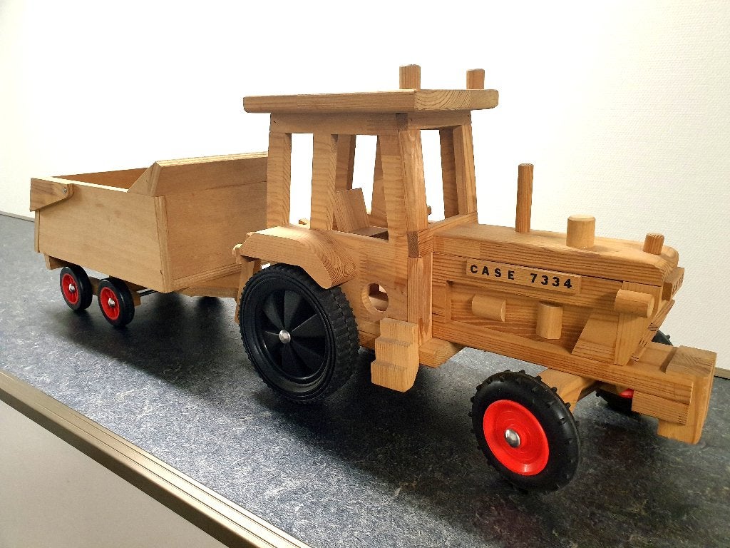 HOUTEN SPEELGOEDTRACTOR MET AANHANGER / LENGTE 96 CM !, Ophalen, Zo goed als nieuw