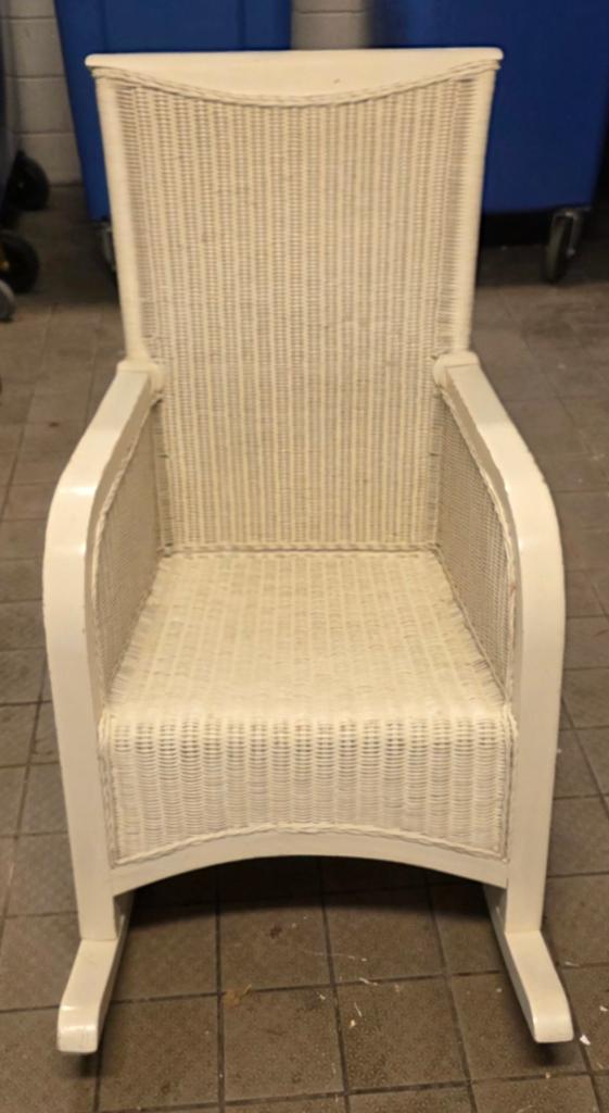 Witte rieten schommelstoel, Huis en Inrichting, Stoelen, Gebruikt, Wit, Eén, Vintage, Landelijk