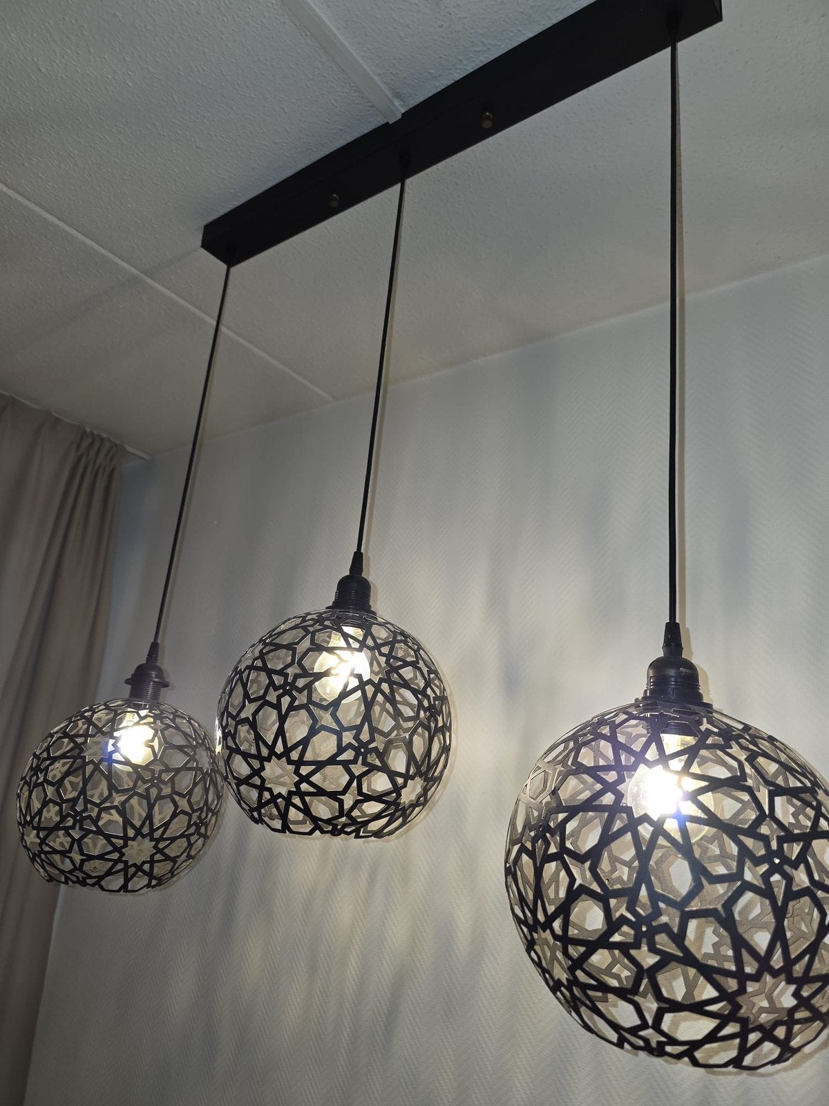 Zwarte hanglamp met 3 bollen – sfeervol patroon, Ophalen, Zo goed als nieuw