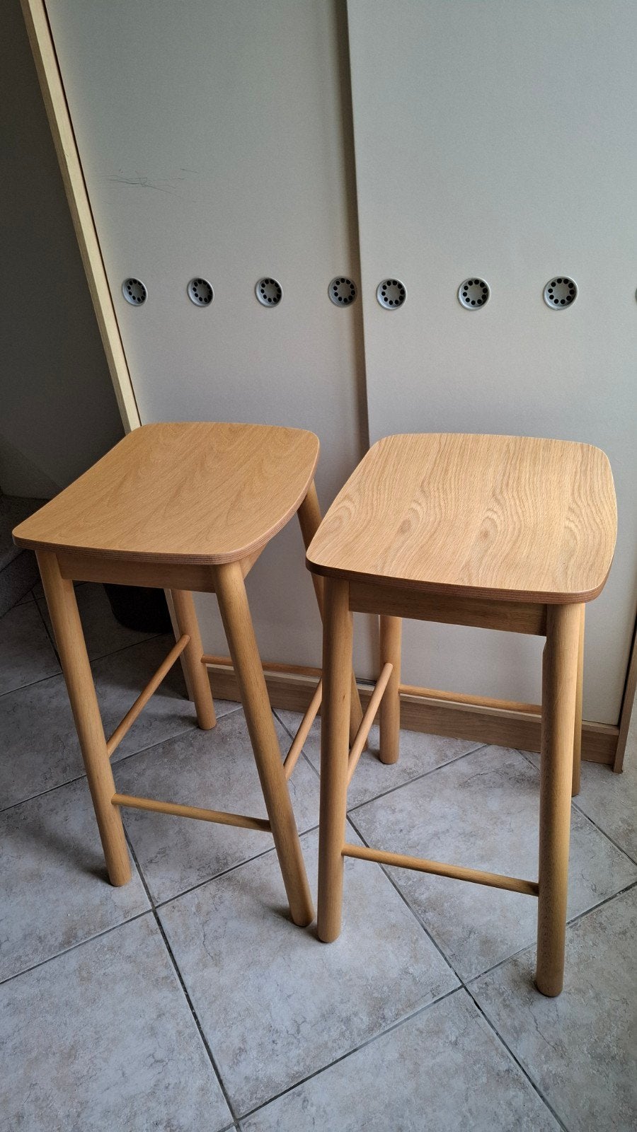 Twee Fonq Japandi-stijl barkrukken, hoog model, Ophalen, Met voetsteun, 60 tot 90 cm, Zo goed als nieuw