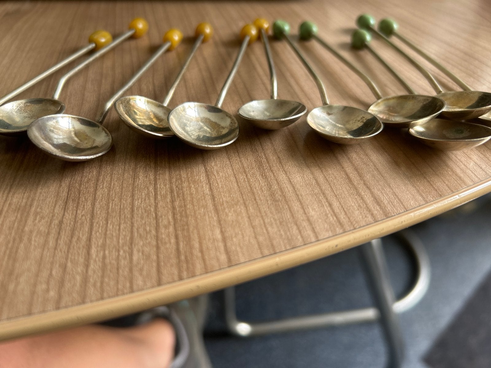 Set van 10 vintage zilverkleurige lepeltjes met gekleurde kn, Ophalen of Verzenden
