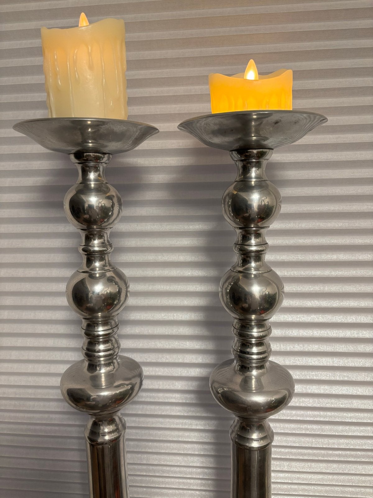 Set van 2 zilverkleurige kandelaars, 100 cm hoog, Ophalen of Verzenden, Zo goed als nieuw, Metaal, Kandelaar