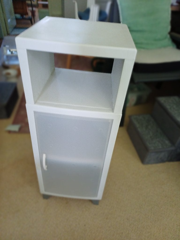 Kunststof kastje met deurtje en plankje H 82-B 31- D 30- cm, Ophalen, Zo goed als nieuw