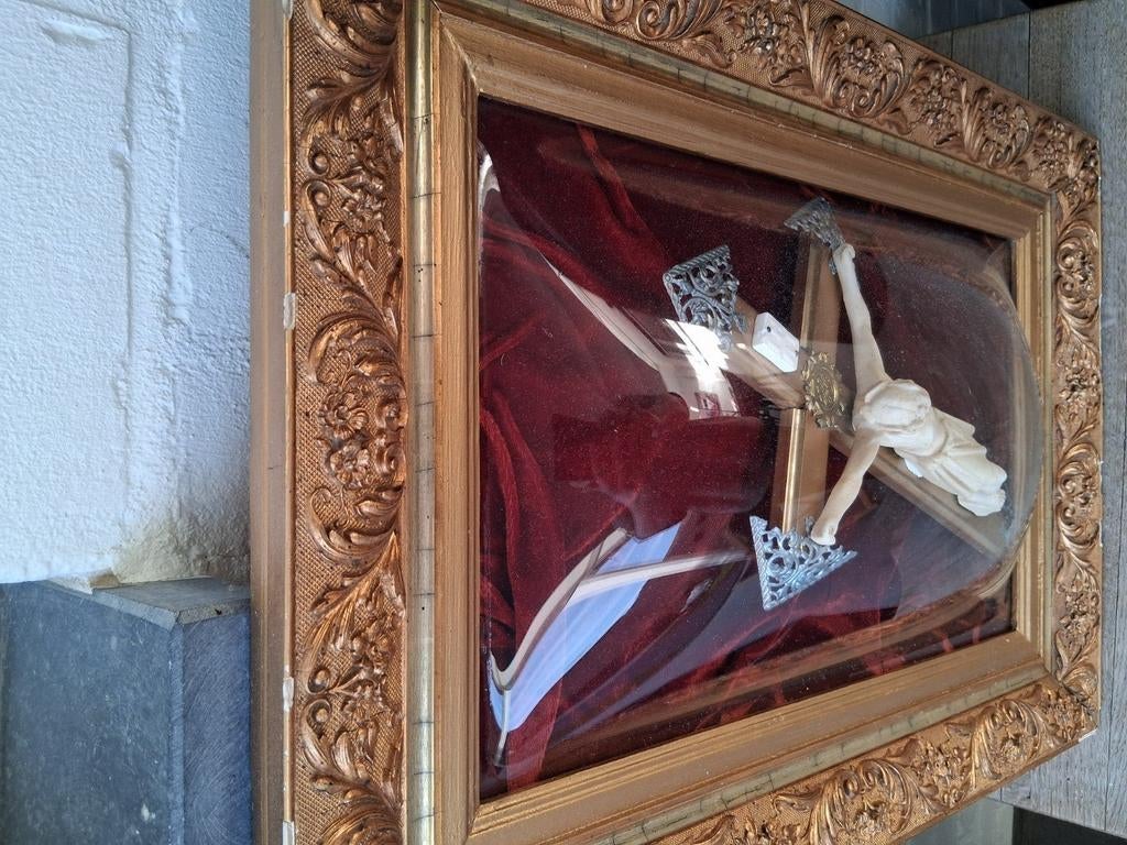 Antiek Kruisbeeld Jezus in  Lijst met Glas, Ophalen