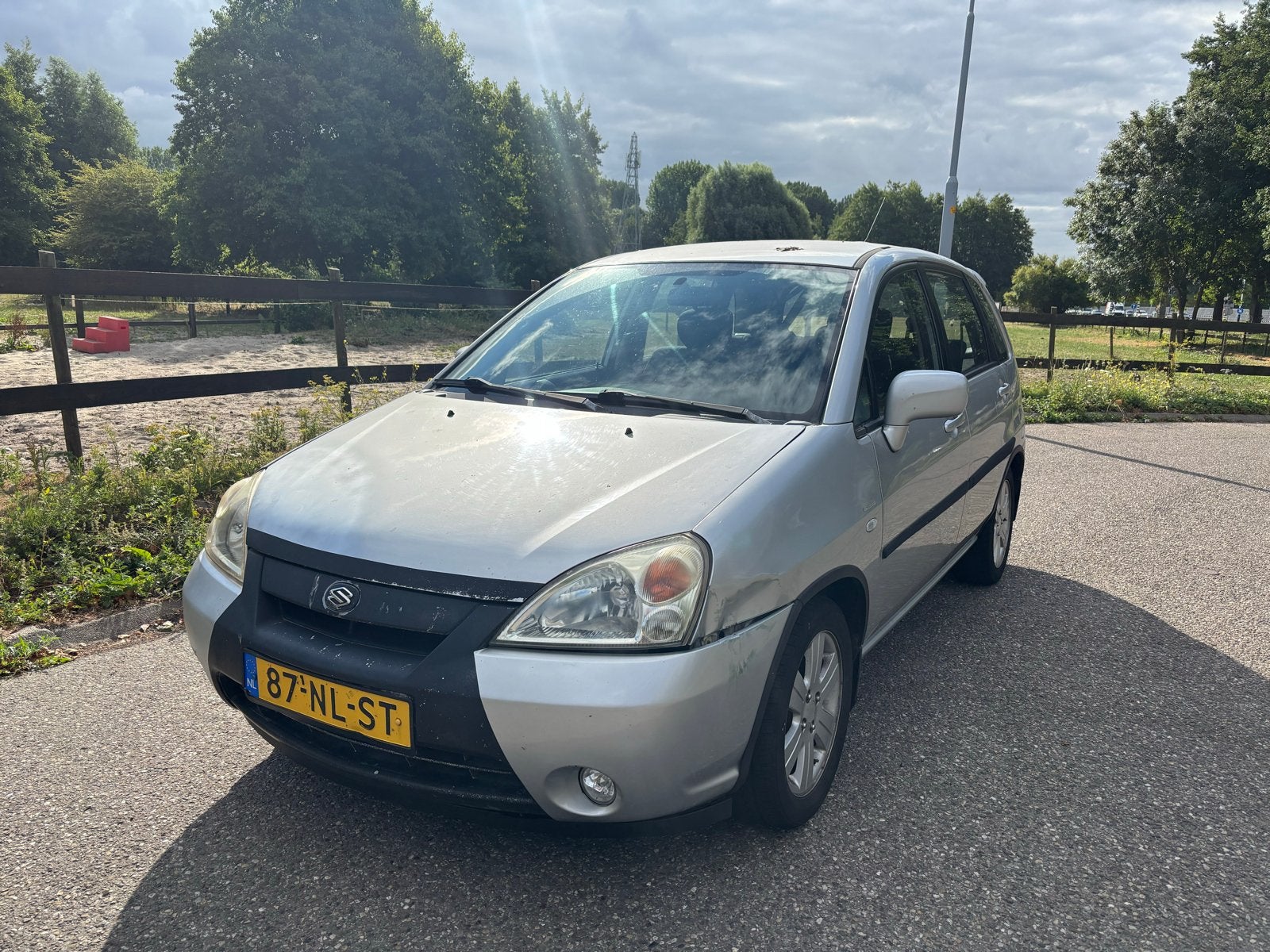 Suzuki Liana 1.6 2003 Grijs, Auto's, Voorwielaandrijving, 4 cilinders, 400 kg, 49 €/maand