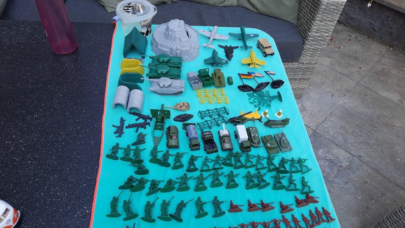 Grote set speelgoedsoldaatjes en militair speelgoed, Ophalen