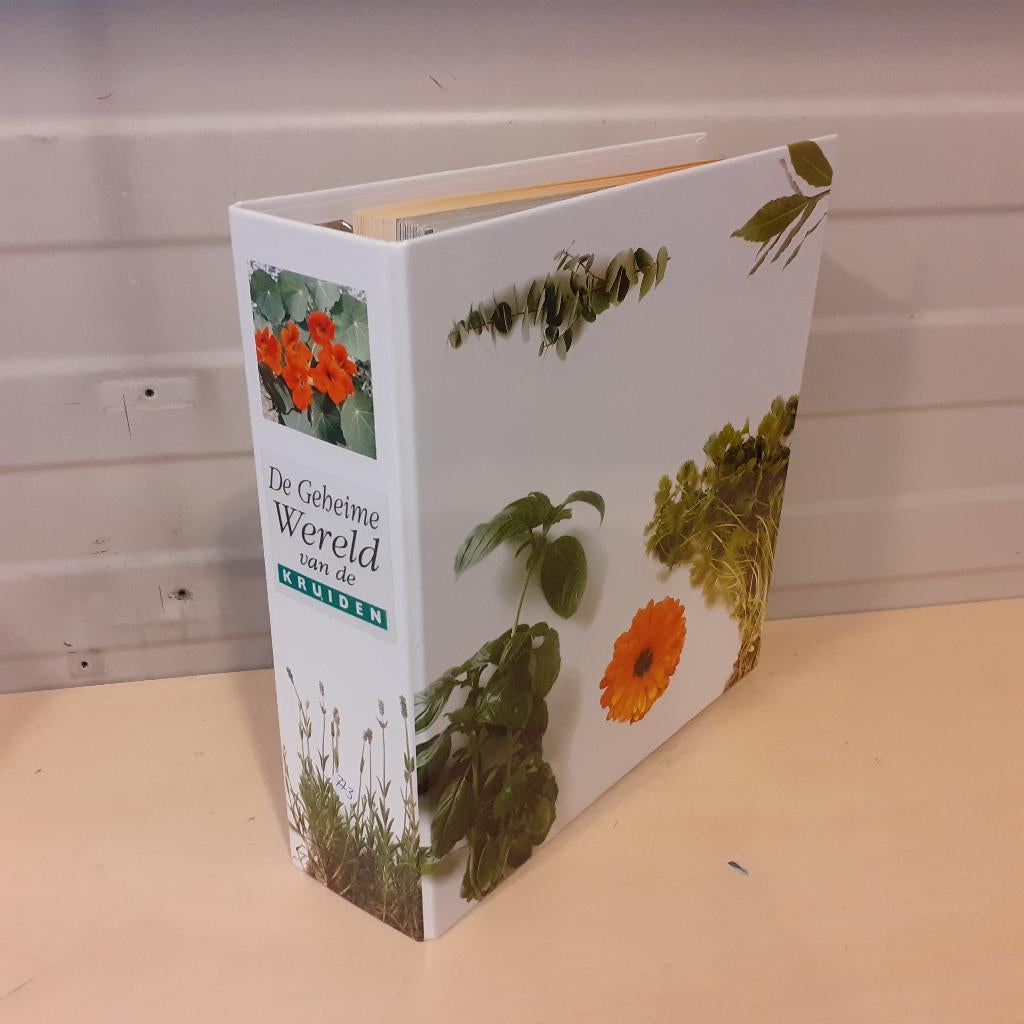 Nr. 773 De geheime wereld van kruiden en planten., Boeken, Ophalen of Verzenden, Gelezen, Tuinieren en Tuinplanten