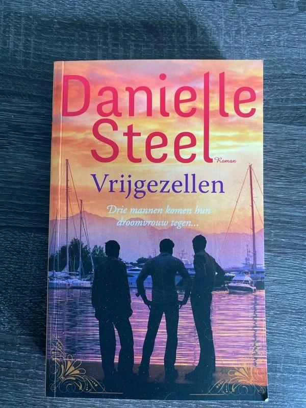Danielle Steel - Vrijgezellen (Roman), Ophalen of Verzenden, Gelezen, Danielle Steel, Nederland