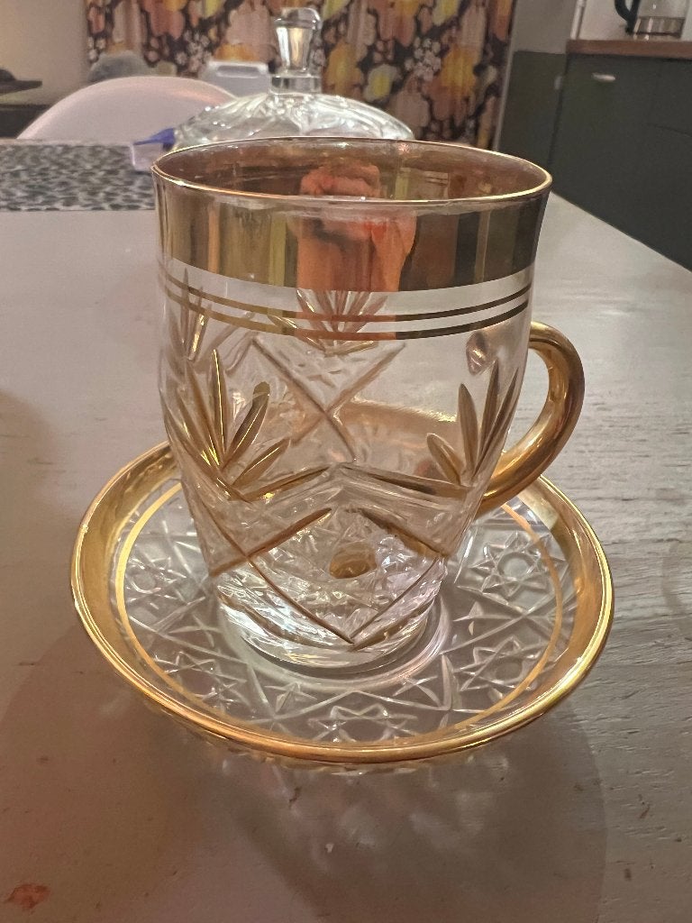 Vintage goudkleurig kop en schotel turks theeglas gegraveerd, Ophalen of Verzenden, Overige stijlen, Kop(pen) en/of Schotel(s)