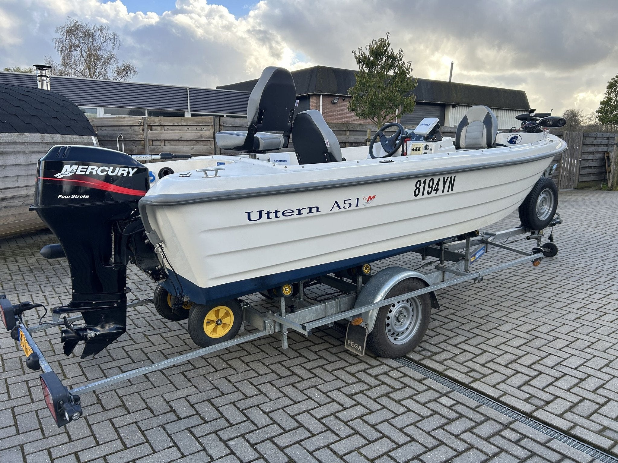 Uttern Visboot Met Pega Trailer, Gebruikt, Polyester, Benzine, Minder dan 70 pk