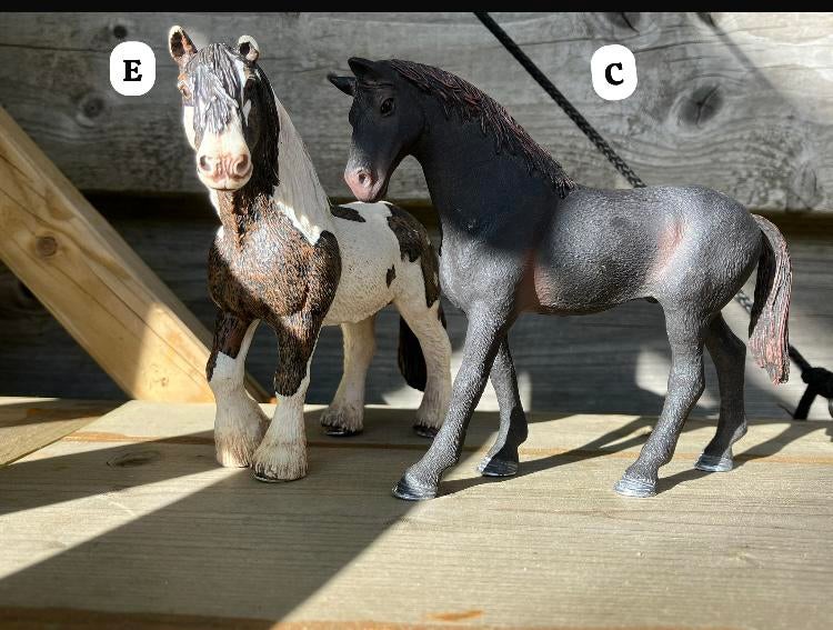 Twee mooie Schleich paarden tinker en engels volbloed, Ophalen of Verzenden, Zo goed als nieuw