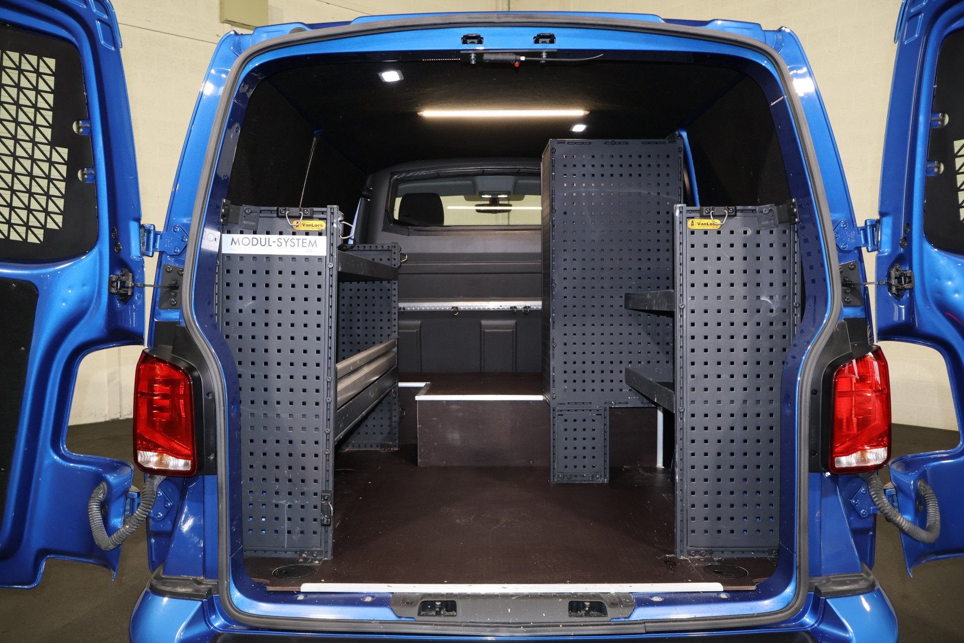 Volkswagen Transporter 2.0 TDI L1 H1 150pk Bulli Wolfsburg E, Auto's, Stof, Gebruikt, Euro 6, 4 cilinders