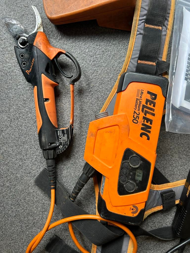 Pellenc Prunion 250 snoeischaar met accu en harnas, Tuin en Terras, Snoeischaren, Ophalen of Verzenden, Gebruikt, 30 t/m 39 mm