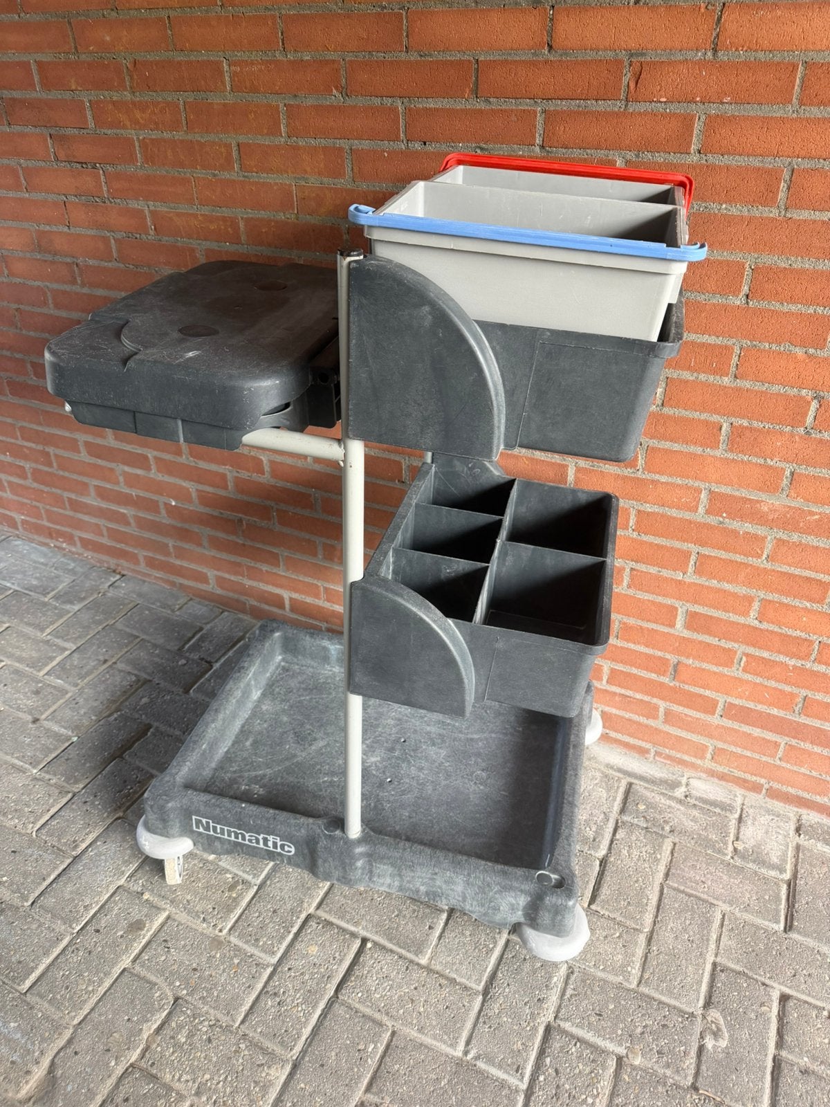Numatic schoonmaakwagens / servicekarren, Ophalen