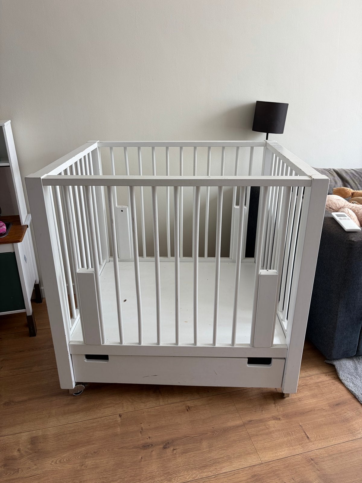 Gratis af te halen Witte Box met Lade en Wieltjes -, Kinderen en Baby's, Ophalen, Gebruikt, Vierkant, In hoogte verstelbaar