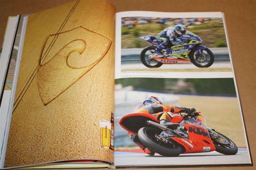 Het wegraceboek. Editie 2003 - 2004., Ophalen of Verzenden, Zo goed als nieuw