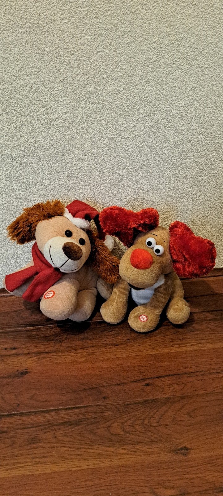 Kersthond liggend en staand.

Kersthond liggend, met kerstmu, Ophalen of Verzenden, Hond