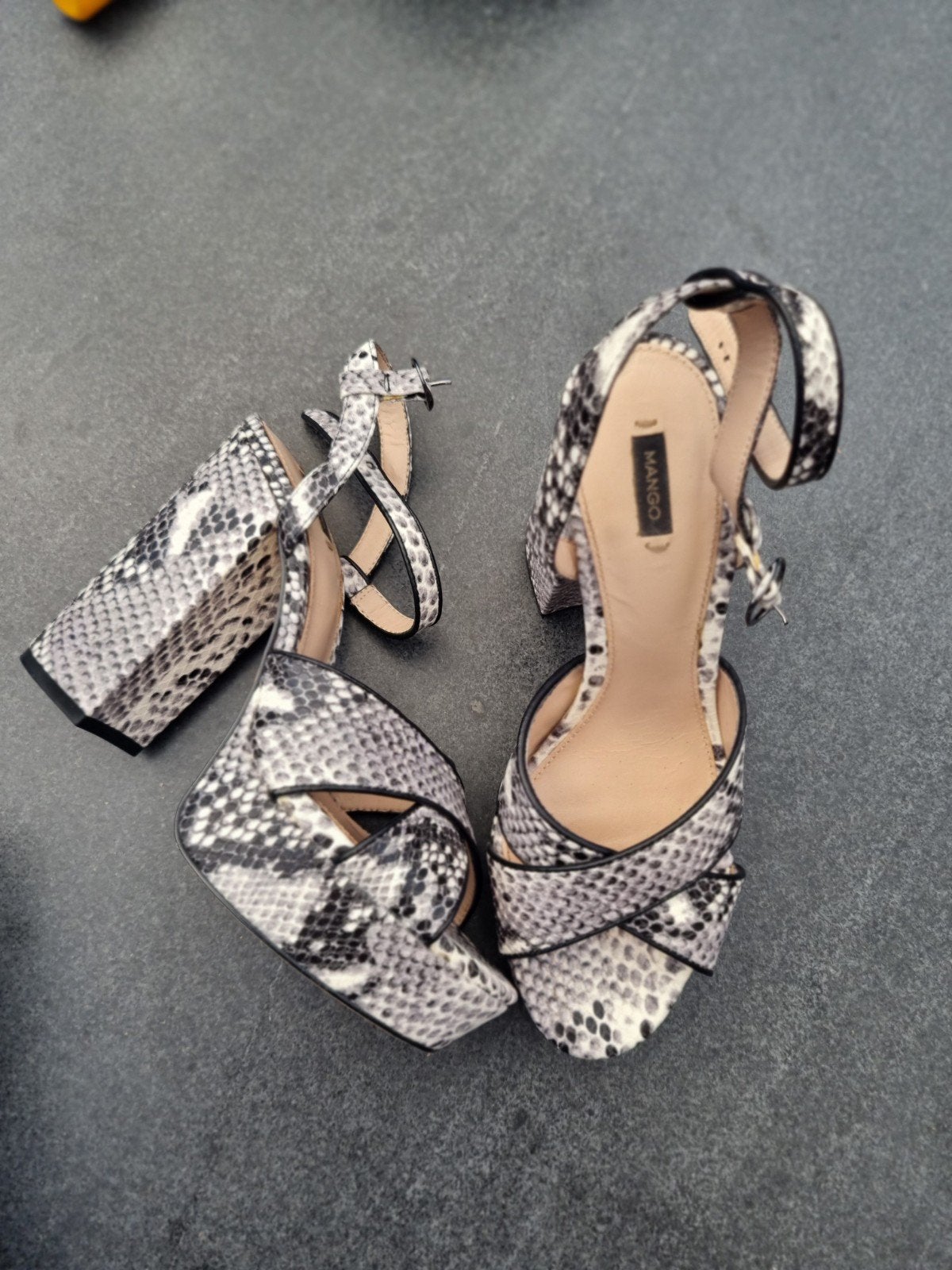 Leuke pumps met brede hak, Kleding | Dames, Schoenen, Mango, Ophalen, Zo goed als nieuw