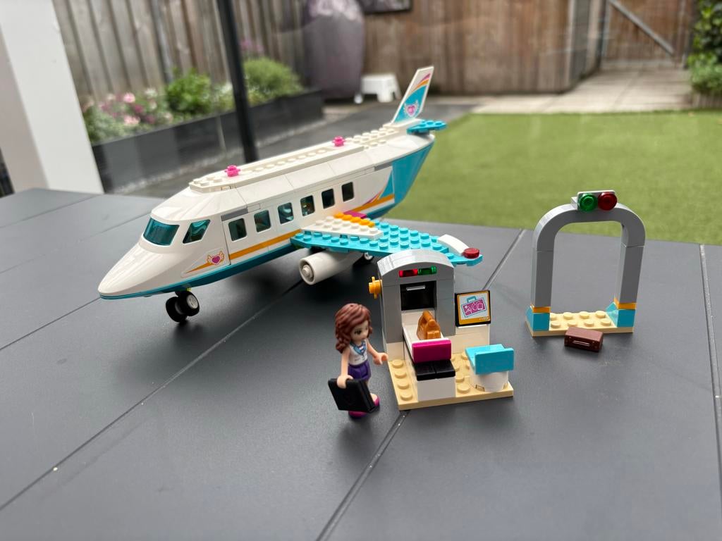 LEGO Friends Vliegtuig met  bagageband en poppetje, Kinderen en Baby's, Speelgoed | Duplo en Lego, Gebruikt, Lego, Friends, Ophalen of Verzenden