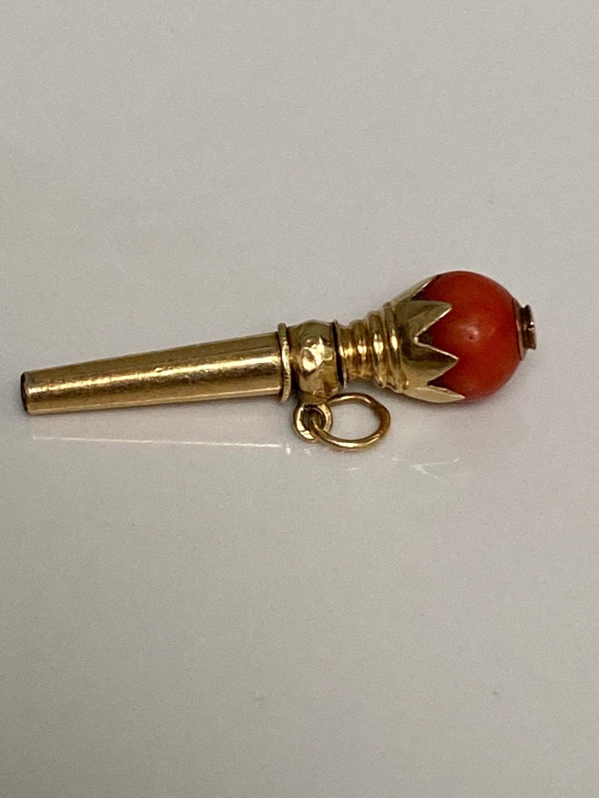 Antiek geel gouden bloedkoraal sleuteltje, Verzenden, Goud