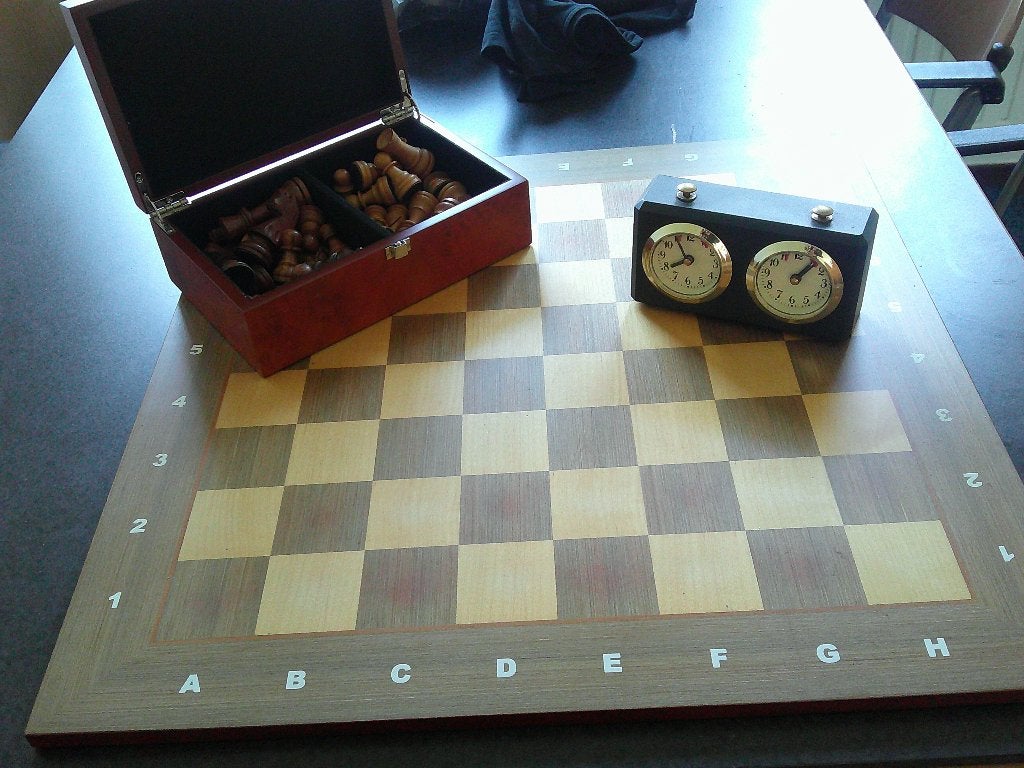 WEDSTRIJD SCHAAKBORD ,HOUTEN STUKKEN, KLOK LUXE OPBERGKISTJE, Een of twee spelers, Ophalen, Zo goed als nieuw