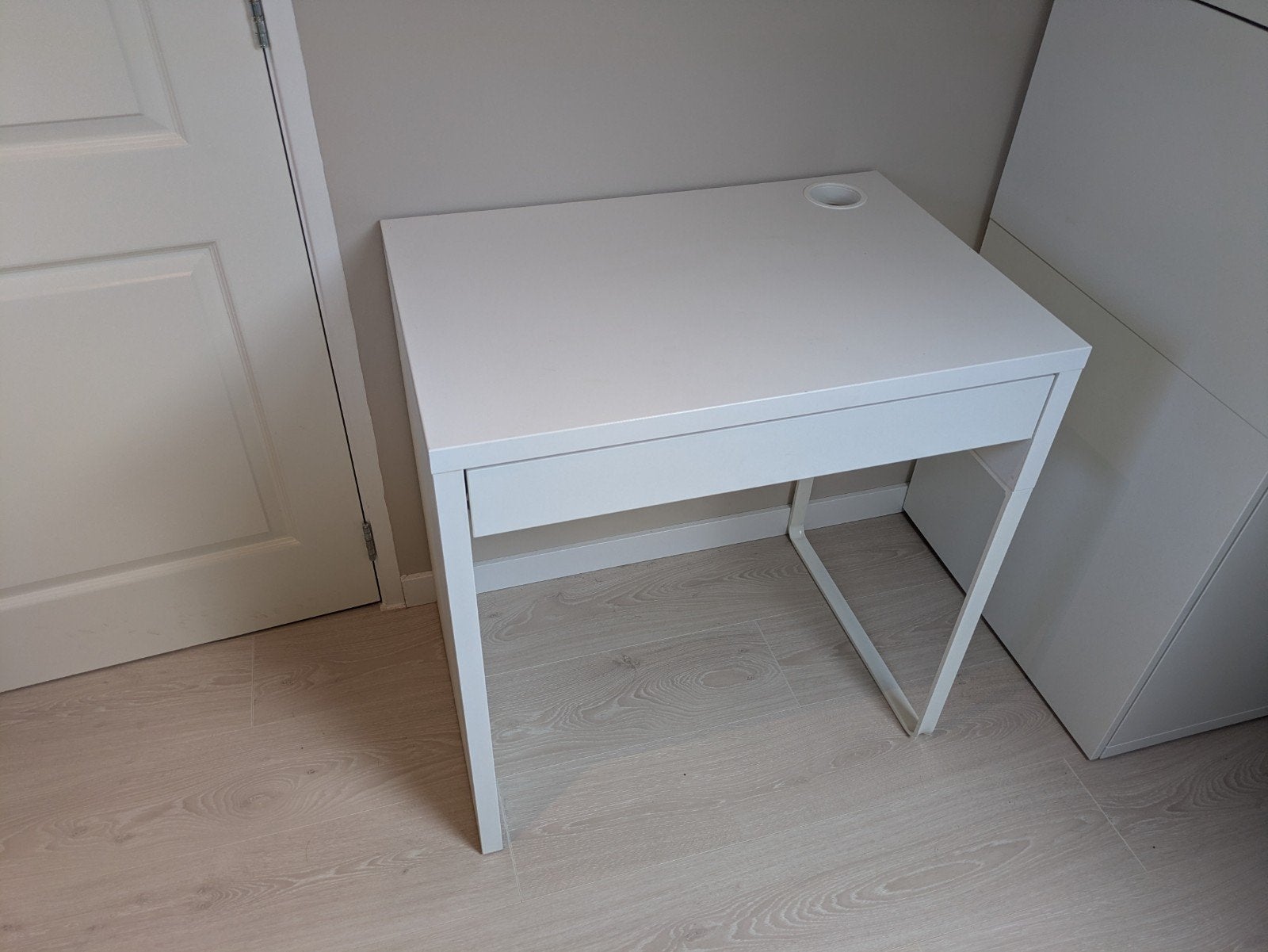 IKEA bureau met kabeldoorvoer, Ophalen, Gebruikt, Kabelgoot, Schoolbureau