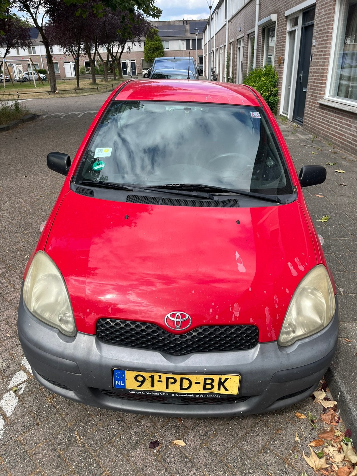 Toyota Yaris 1.0 VVTi 2004 Rood. APK gekeurd tot 15aug 2027, 31 €/maand, 4 cilinders, 400 kg, 855 kg