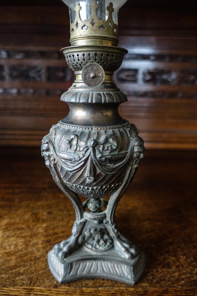rijk bewerkte antieke gietijzeren olielamp met antiek glas, Antiek en Kunst, Ophalen of Verzenden