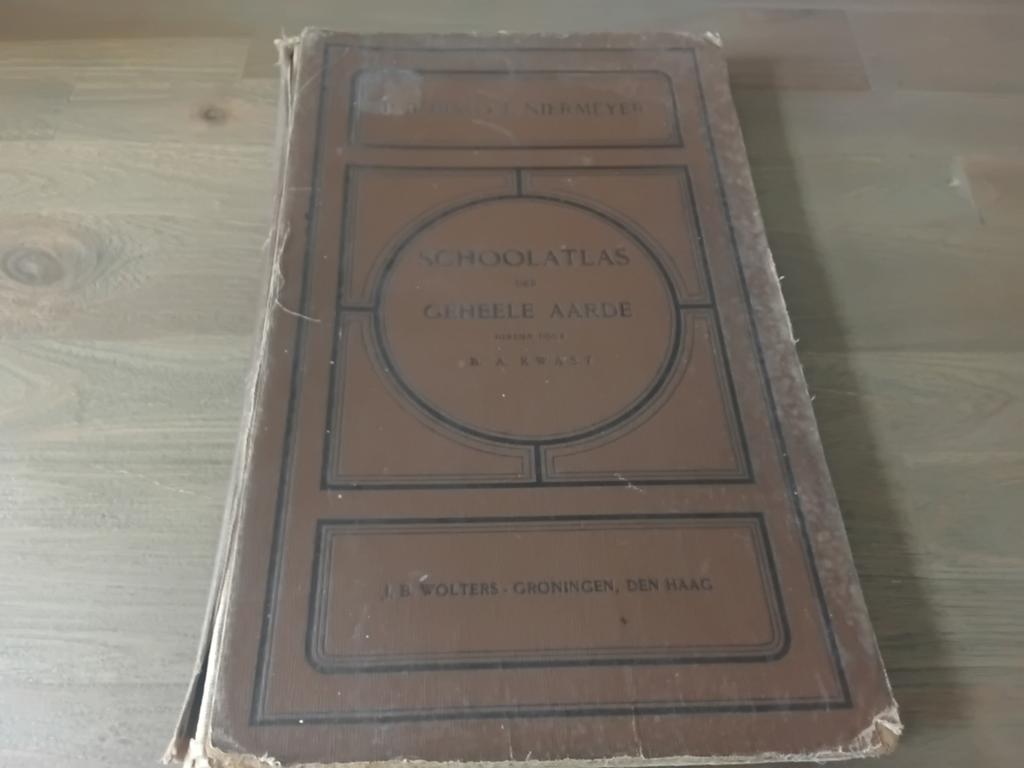 School Atlas der Geheele Aarde uit 1929, Boeken, Atlassen en Landkaarten, Gelezen, Overige atlassen, Ophalen of Verzenden, 1800 tot 2000