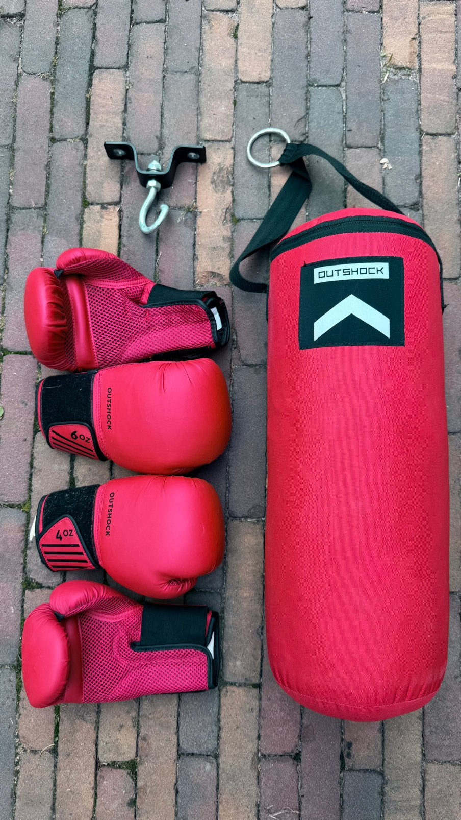 Boksbal ‘Outshock’ + plafondhaak + 4 handschoenen (kind), Sport en Fitness, Ophalen of Verzenden, Zo goed als nieuw, Boksbal