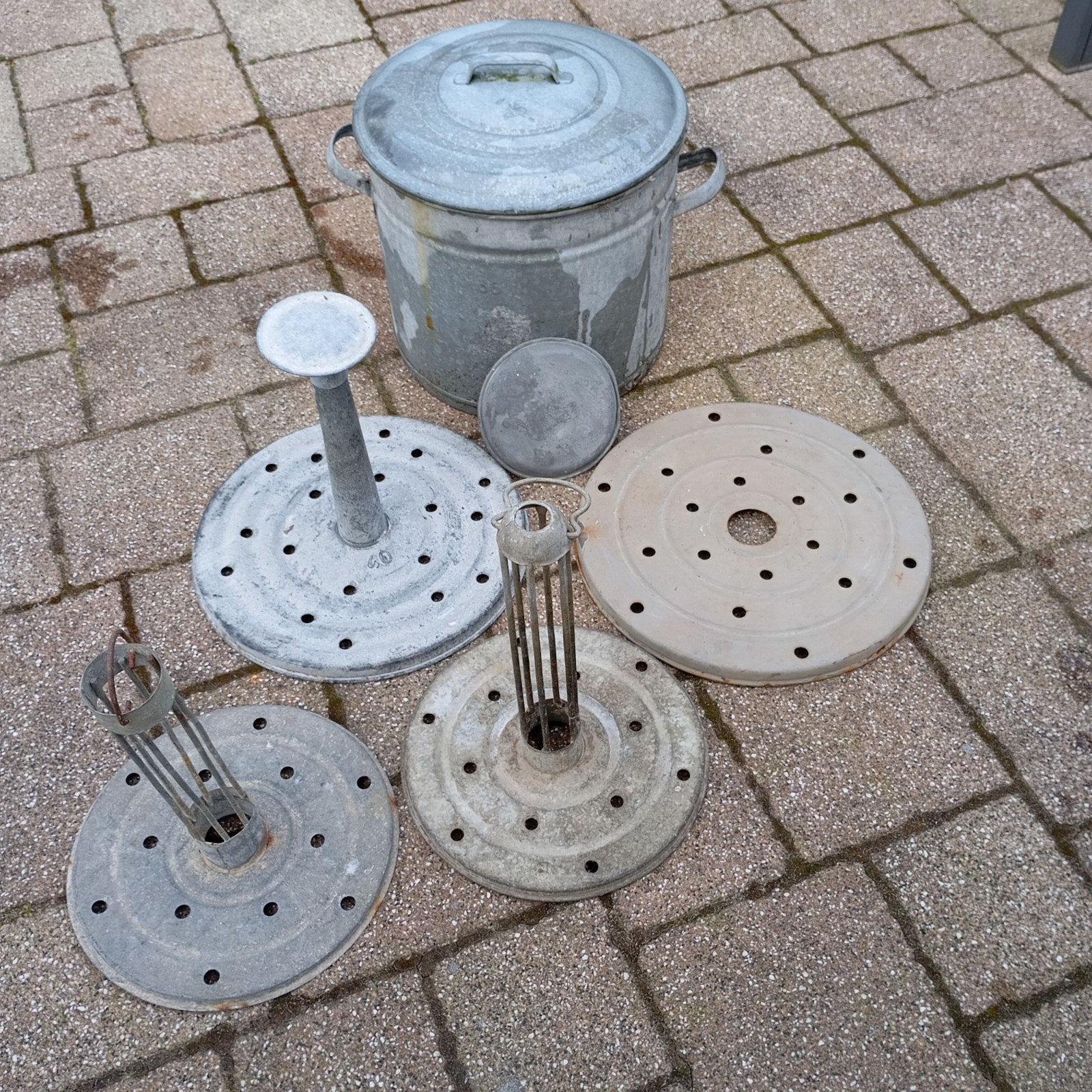 Zinken wasketel met deksel en meerdere toebehoren, Ophalen