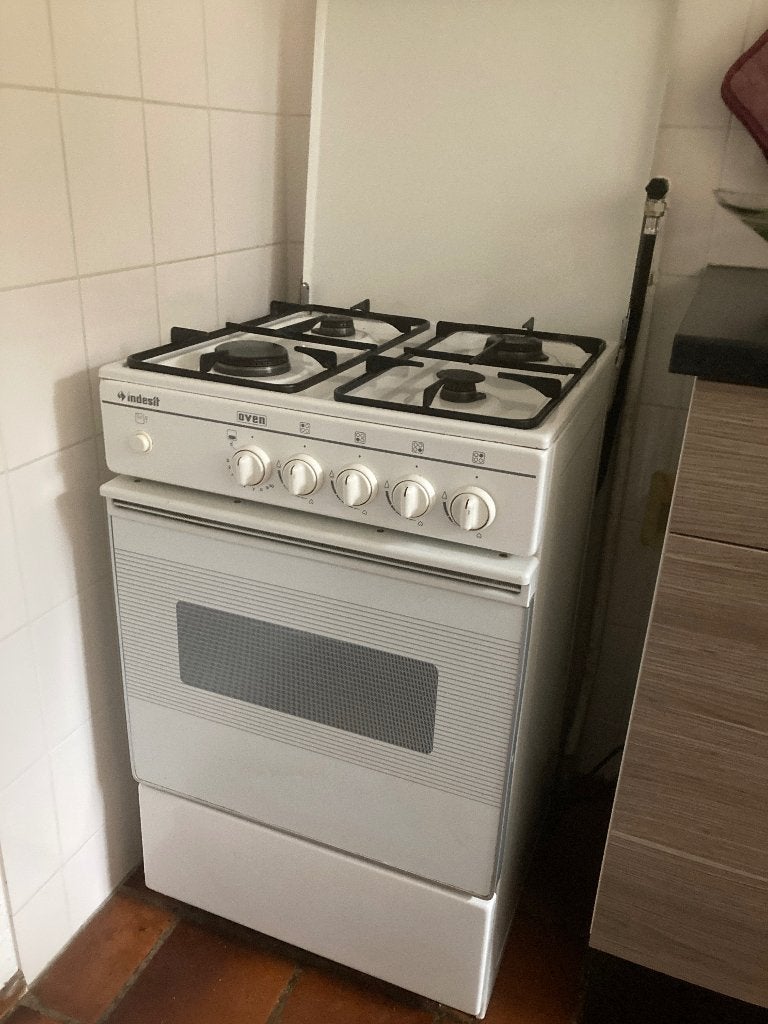 Indesit Vrijstaand Gasfornuis met Oven - Wit, Witgoed en Apparatuur, Ophalen, Gebruikt, 4 kookzones, Gas