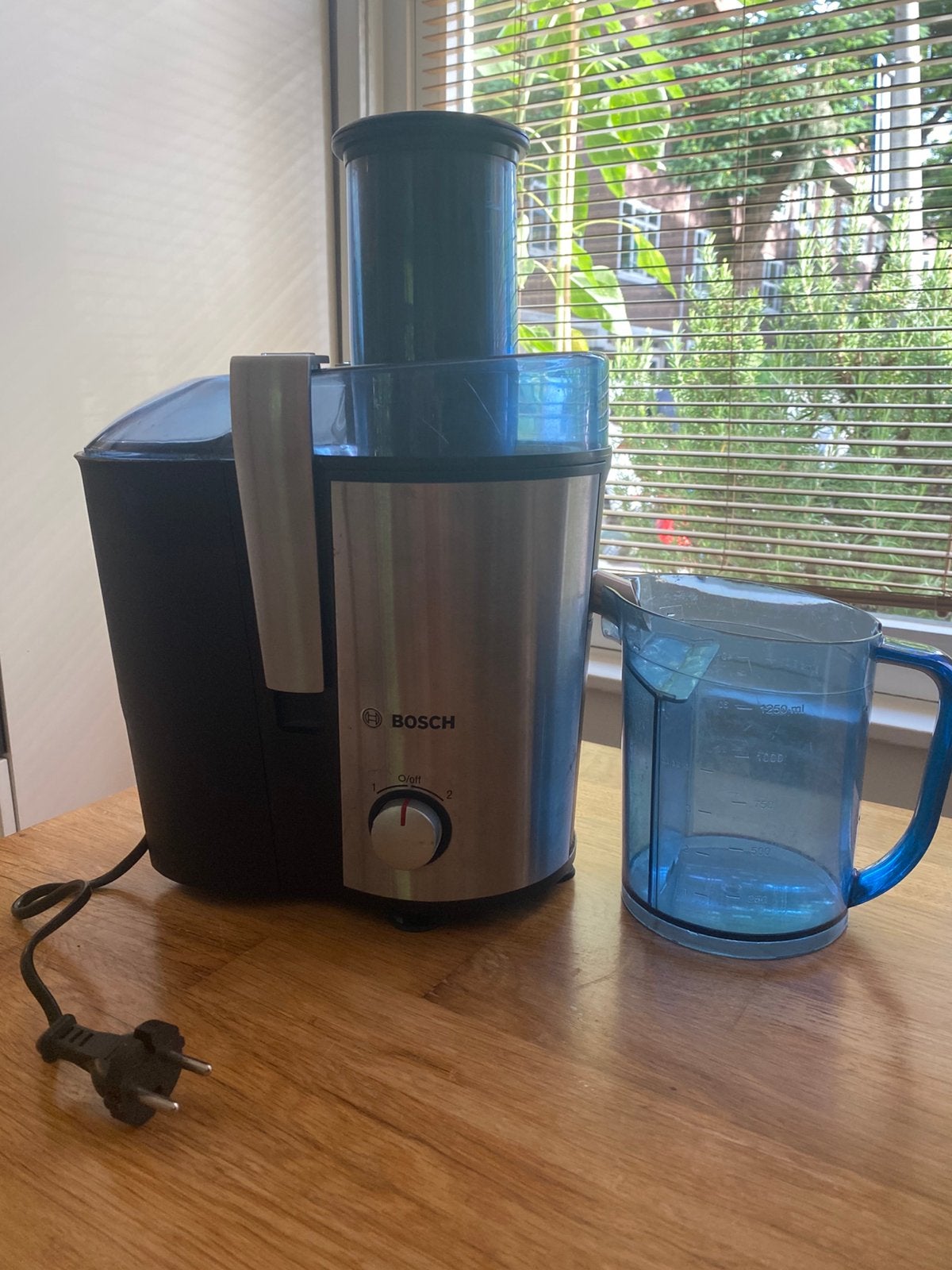 Bosch juicer 700w like new!, Ophalen, Zo goed als nieuw, Elektrisch, Sapcentrifuge