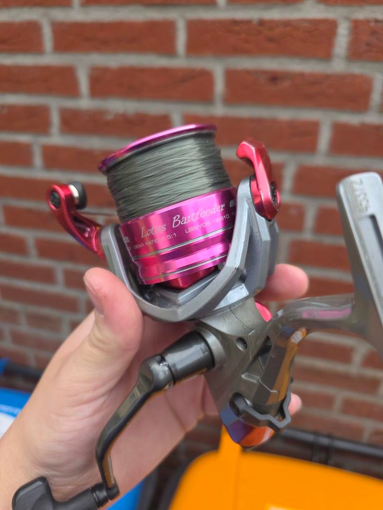 Okuma lotus 6000 roze karpermolen, Ophalen of Verzenden, Zo goed als nieuw, Molen