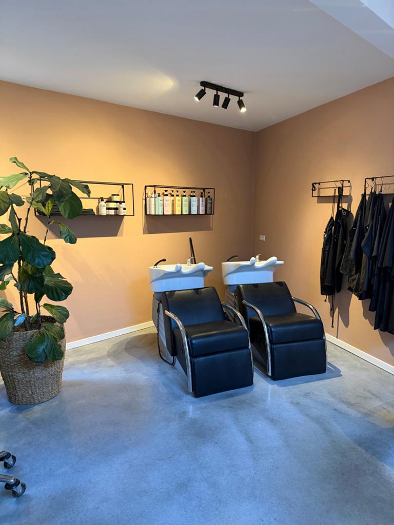 Complete saloninrichting: 3 kapperstoelen & 2 wasunits, Ophalen of Verzenden
