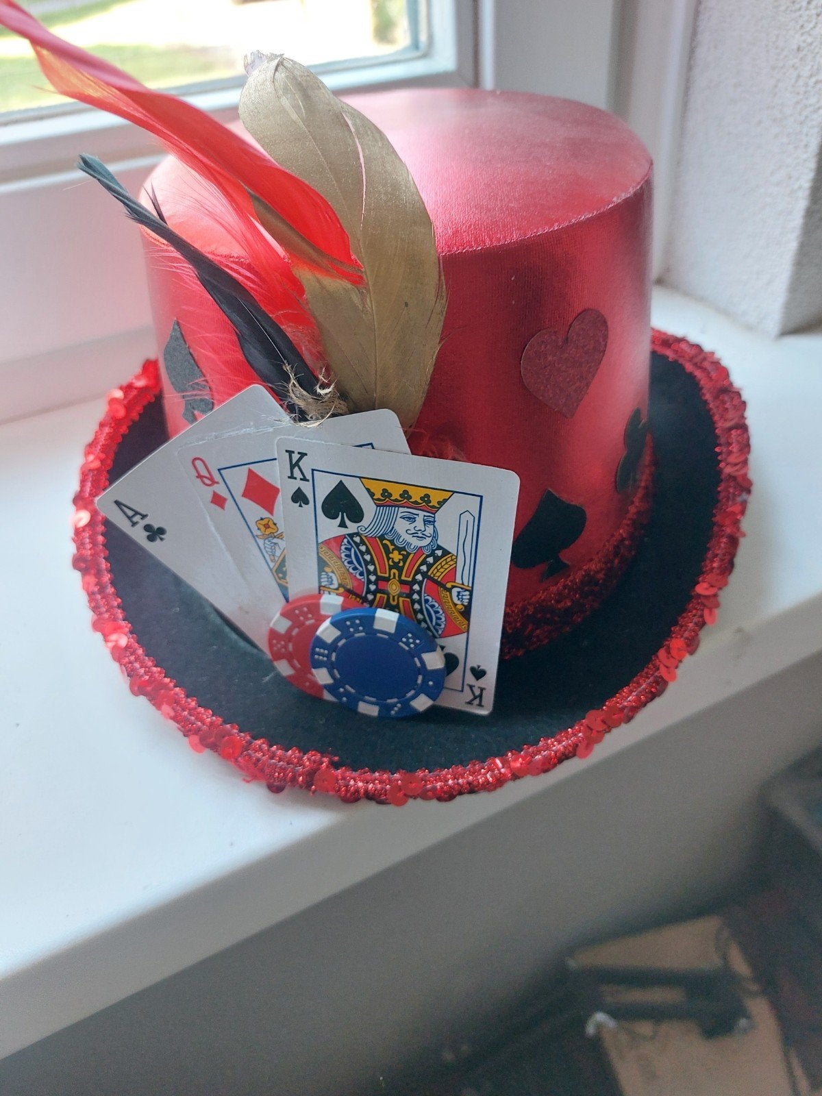 Mini hoge hoed met speelkaarten en veren - 10 stuks, Ophalen, Textiel, Nieuw, Meerkleurig