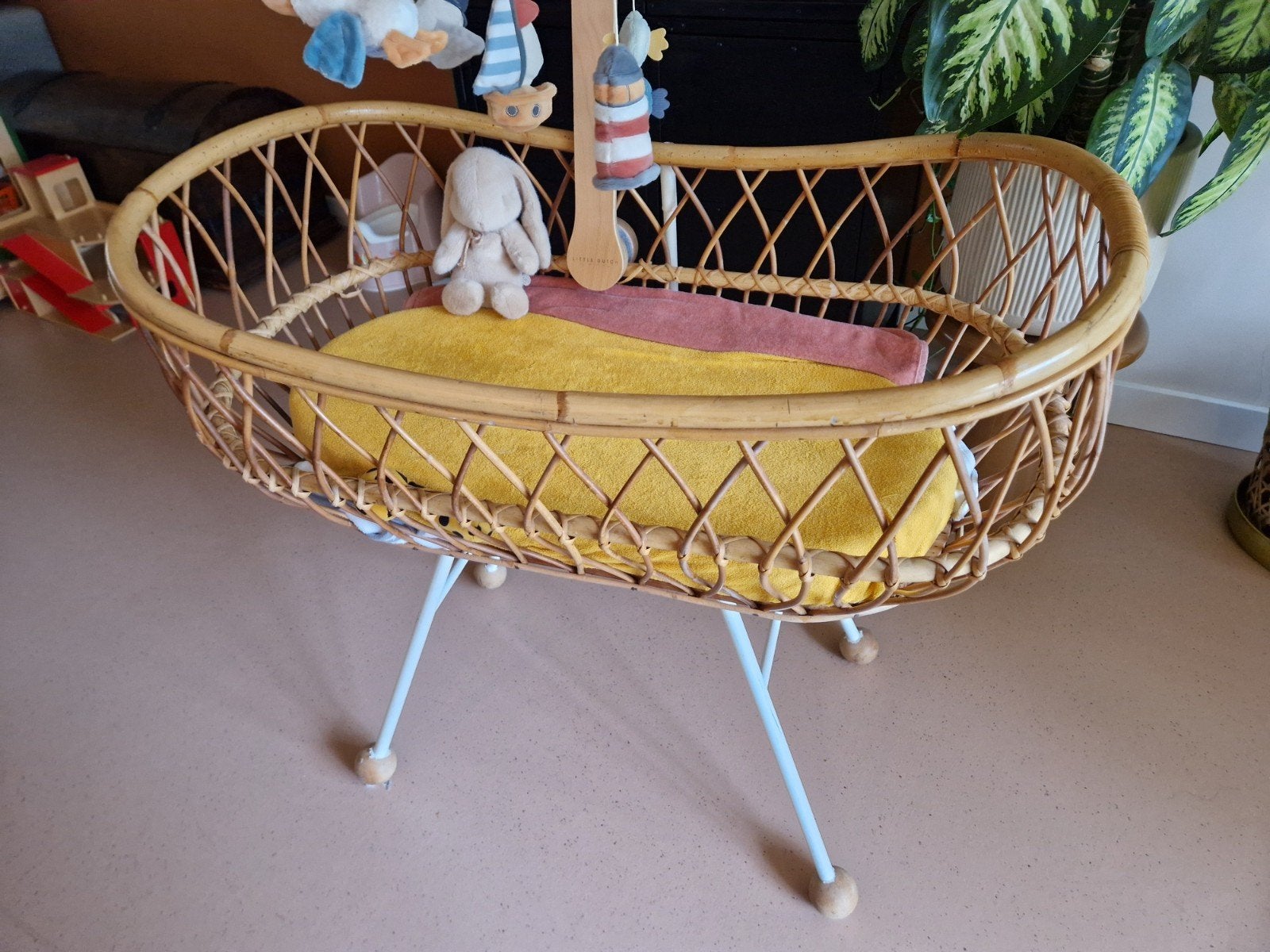 Rotan wieg met standaard en matras, Kinderen en Baby's, Ophalen, Gebruikt, Wieg
