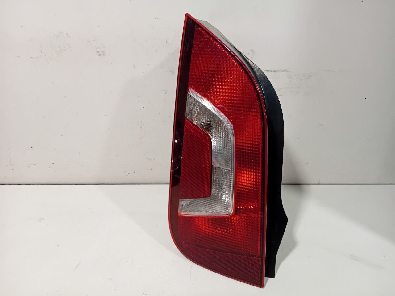 Achterlicht links buiten Volkswagen Up, Onderdelen@venauto.nl, Van der Ven Autorecycling B.V., Gebruikt, Ettenseweg 76, 4706 PB Roosendaal, The Netherlands