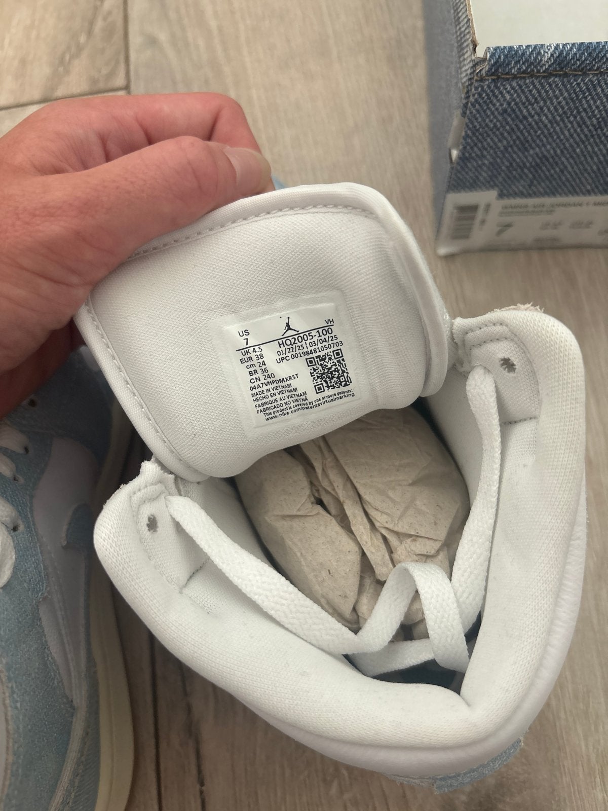 Foto 2 van Nike Air Jordan 1 Mid SE Denimblauw Wit Goud Maat 38 Nieuw