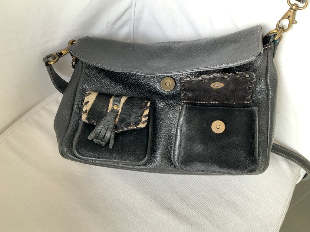 dames schoudertas  , met koeienhuid accenten, Ophalen of Verzenden, Gebruikt, Zwart, Leer