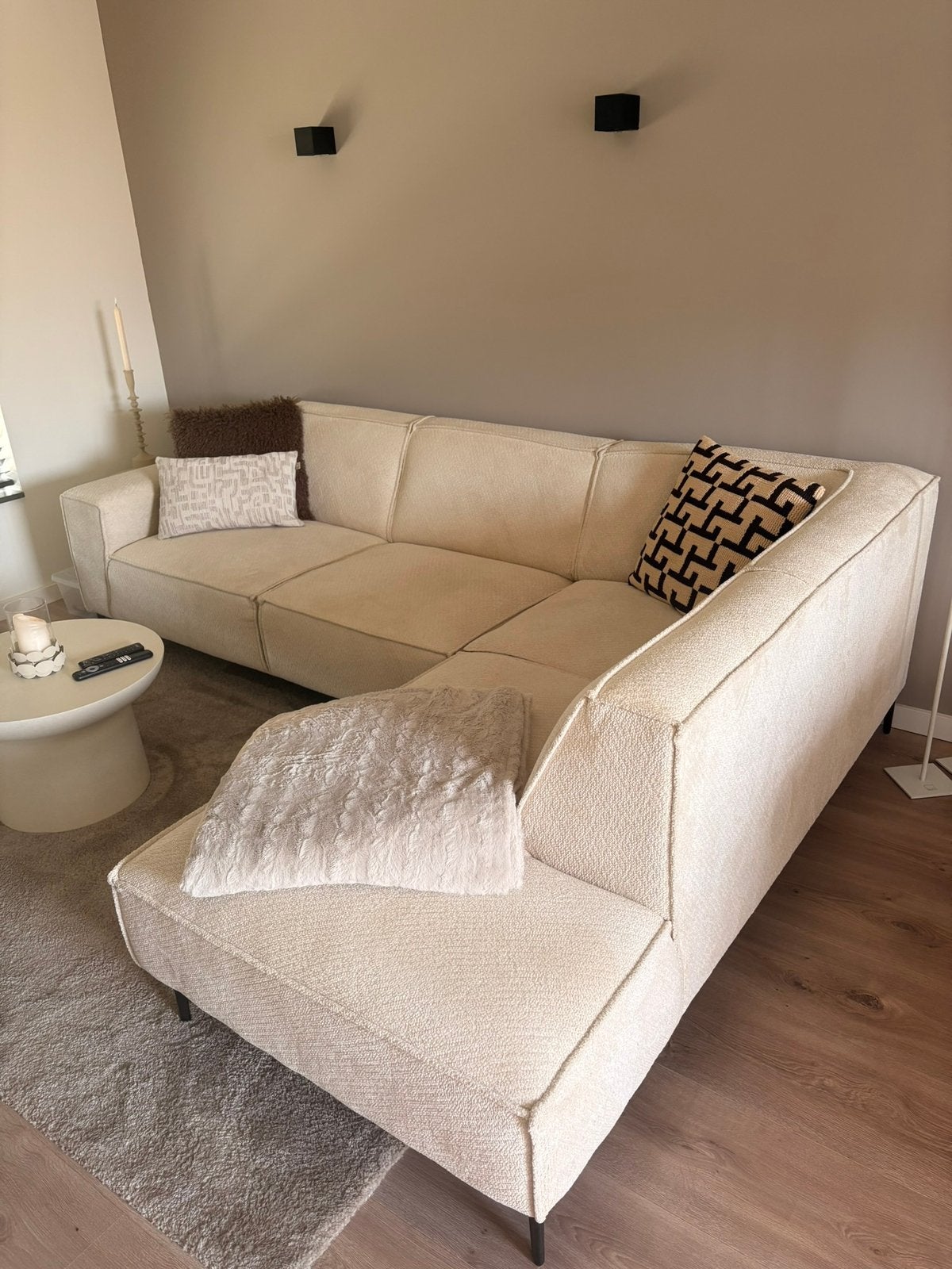 Beige hoekbank Leenbakker - met longchair – 1 jaar oud, Ophalen, Zo goed als nieuw, Vierpersoons of meer, Stof