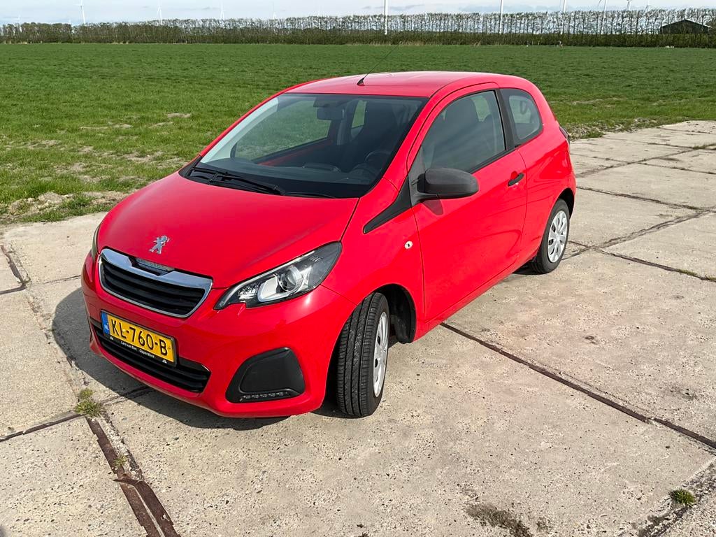 Peugeot 108 1.0 12V E- vti 68 pk 3DR bj 2016 Rood, Auto's, Voorwielaandrijving, Stof, Zwart, Handgeschakeld